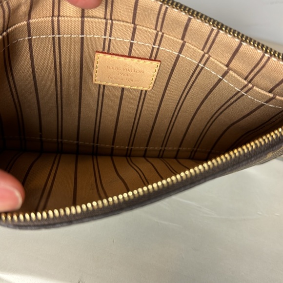 Louis Vuitton Neverfull Monogram Pouch - Picture 7 of 11